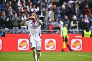 半岛体育官方网站-队报：曼联接触里昂中场托利索，球员对转会持开放态度