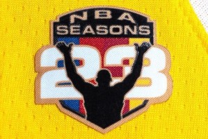 半岛体育APP-这是要退役了吗？詹姆斯将在剩余比赛中佩戴纪念臂章！