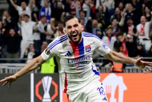 半岛体育官网-电讯报：曼城加入里昂中场切尔基争夺战，解约金最高2500万镑