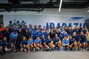 半岛体育官方网站-皇社社媒：祖比门迪今早前往皇社训练基地，与队友们合影道别