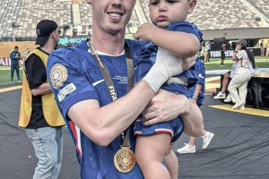 🥰帕尔默抱起了恩佐的儿子本杰明，小朋友的表情😂