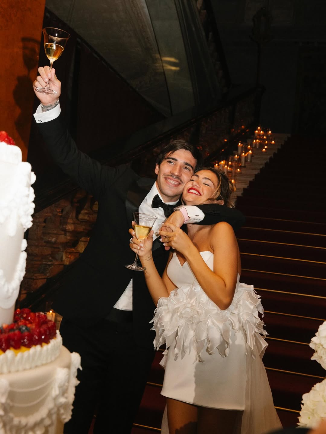 Lui, @SandroTonali, Campione della Nazionale e del Newcastle. Lei, @Juliette_Pastore, è la donna “che mi ha sempre sostenuto, anche nei momenti difficili”. Il matrimonio ha avuto come teatro Cernobbio- prima la (4).jpg